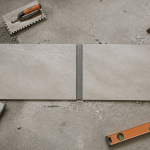 carrelage joint de dilatation sur chantier avec outils