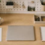 organiser un bureau minimaliste vue flat lay