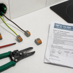 Comment brancher une plaque de cuisson : disjoncteur 32A et connexion sécurisée