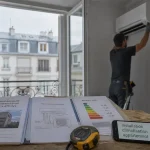 Installation climatisation appartement : installateur pose un mono-split mural