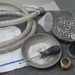 Pas de pression eau chaude : calcaire sur flexible de douche