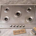 Plaque de cuisson gaz 5 feux facile à nettoyer, grilles inox